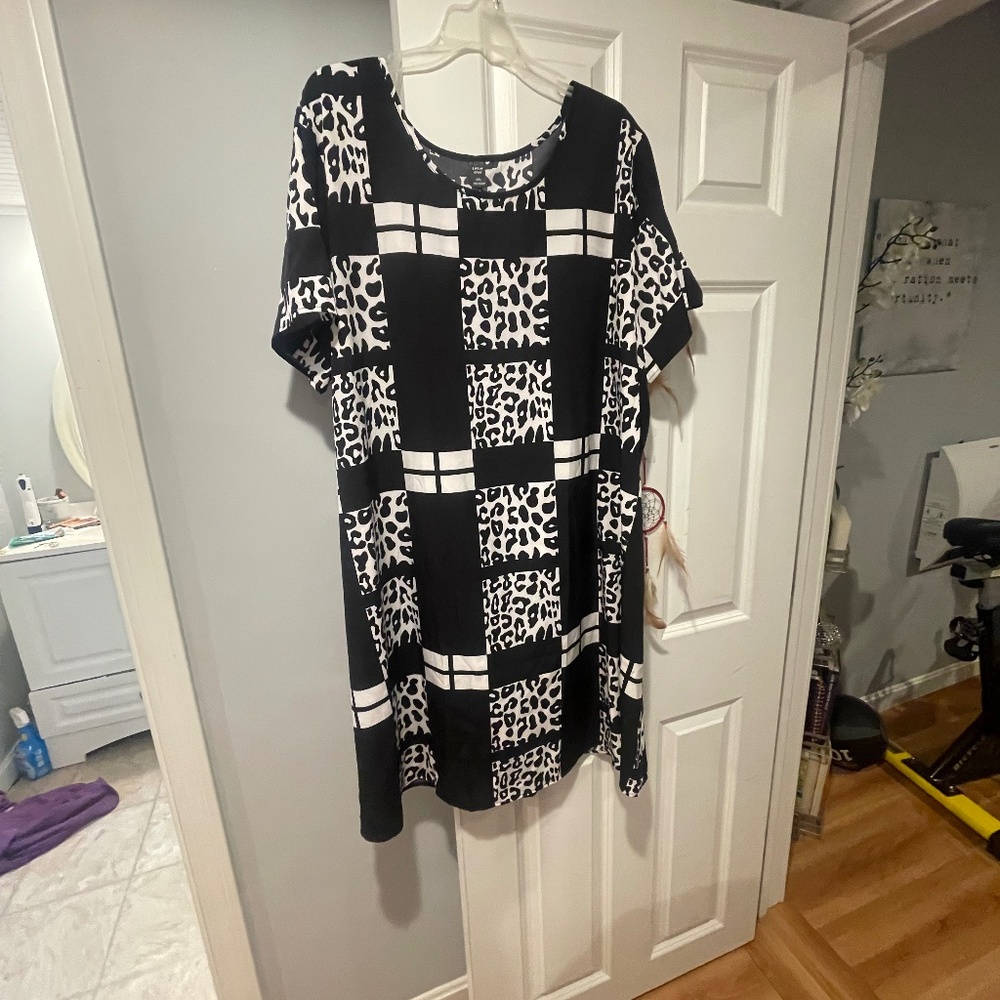 Black-and-white print T-shirt dress